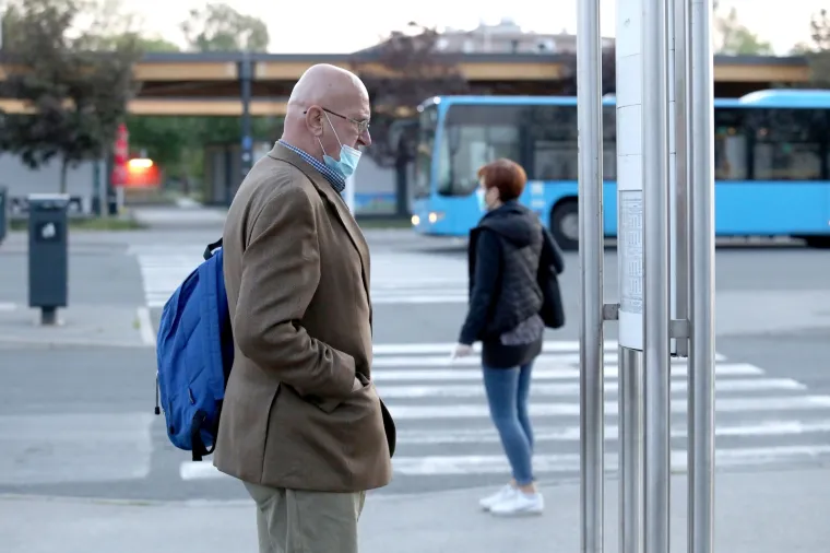 KRENUO JE JAVNI PRIJEVOZ U ZAGREBU: U prometu sve redovite autobusne linije ZET-a. Pogledajte drže li svi socijalnu distancu...