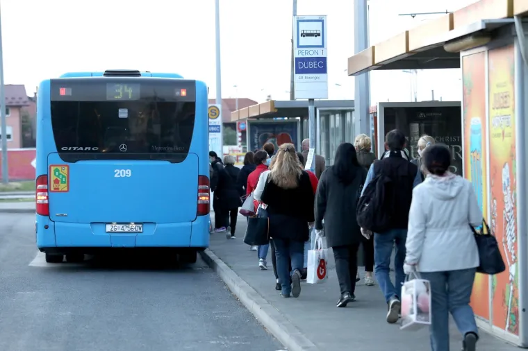 KRENUO JE JAVNI PRIJEVOZ U ZAGREBU: U prometu sve redovite autobusne linije ZET-a. Pogledajte drže li svi socijalnu distancu...