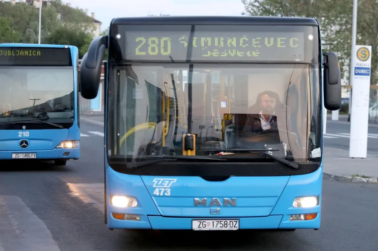 KRENUO JE JAVNI PRIJEVOZ U ZAGREBU: U prometu sve redovite autobusne linije ZET-a. Pogledajte drže li svi socijalnu distancu...