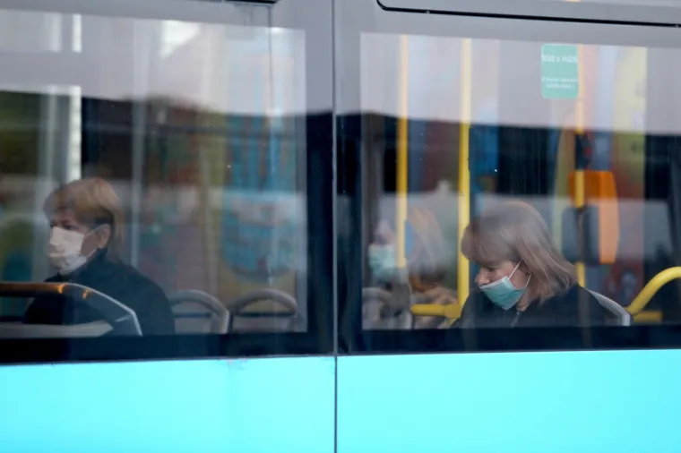 KRENUO JE JAVNI PRIJEVOZ U ZAGREBU: U prometu sve redovite autobusne linije ZET-a. Pogledajte drže li svi socijalnu distancu...