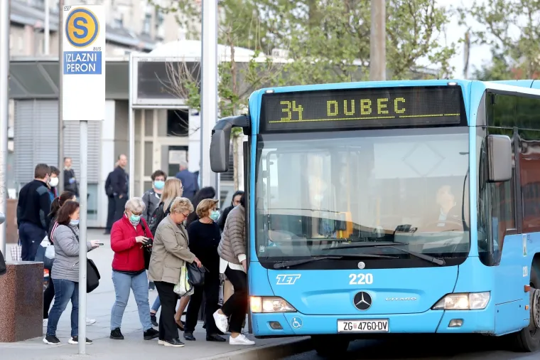 KRENUO JE JAVNI PRIJEVOZ U ZAGREBU: U prometu sve redovite autobusne linije ZET-a. Pogledajte drže li svi socijalnu distancu...