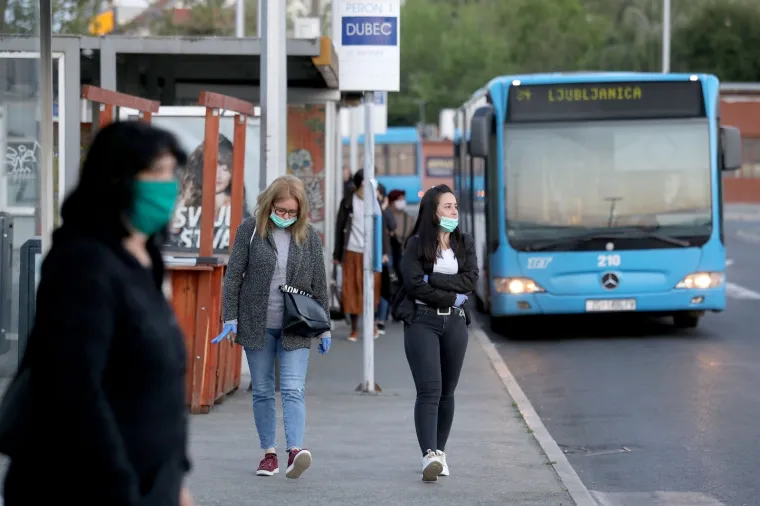 KRENUO JE JAVNI PRIJEVOZ U ZAGREBU: U prometu sve redovite autobusne linije ZET-a. Pogledajte drže li svi socijalnu distancu...