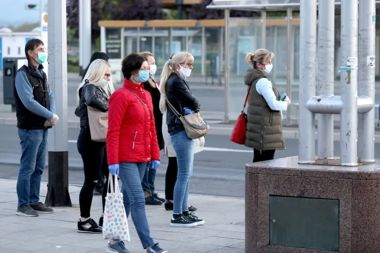 KRENUO JE JAVNI PRIJEVOZ U ZAGREBU: U prometu sve redovite autobusne linije ZET-a. Pogledajte drže li svi socijalnu distancu...