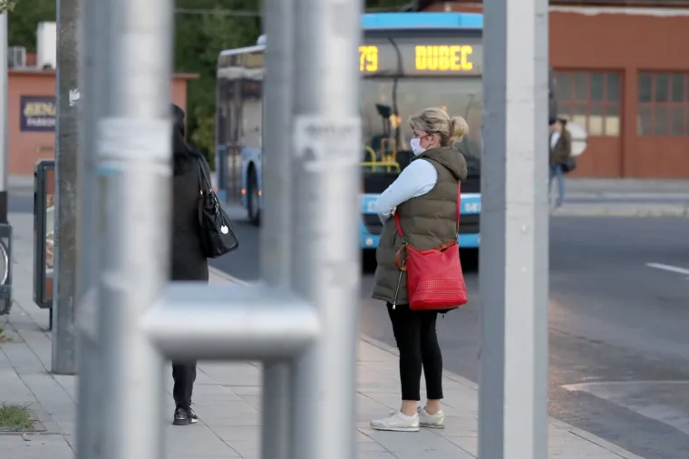 KRENUO JE JAVNI PRIJEVOZ U ZAGREBU: U prometu sve redovite autobusne linije ZET-a. Pogledajte drže li svi socijalnu distancu...