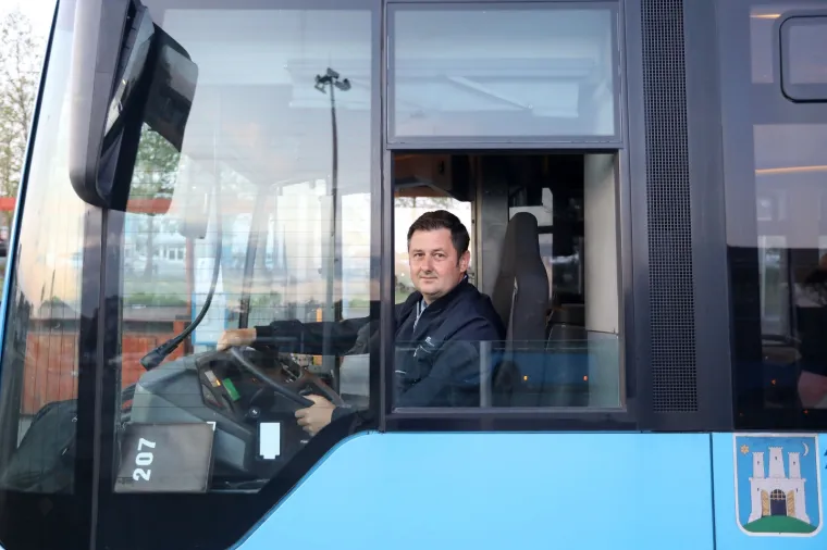 KRENUO JE JAVNI PRIJEVOZ U ZAGREBU: U prometu sve redovite autobusne linije ZET-a. Pogledajte drže li svi socijalnu distancu...