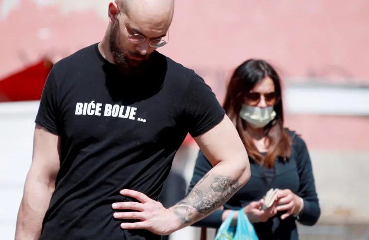 "Biće bolje, al samo nama", poruka je koju je ovaj mladić nosio na svojoj majci dok je bio na zagrebačkom Dolcu.