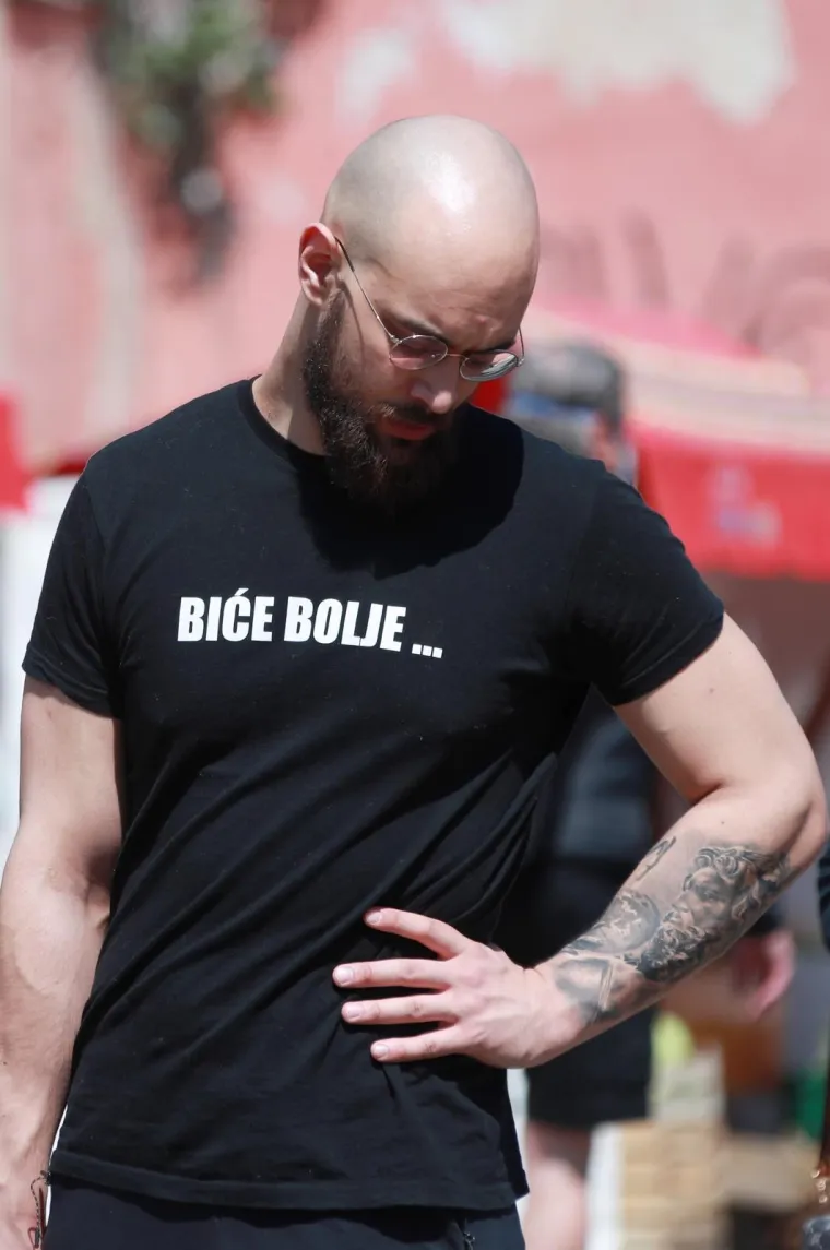 BIĆE BOLJE... AL' SAMO NAMA: Lik je došao po voće i povrće na zagrebački Dolac u majici sa zanimljivim natpisom