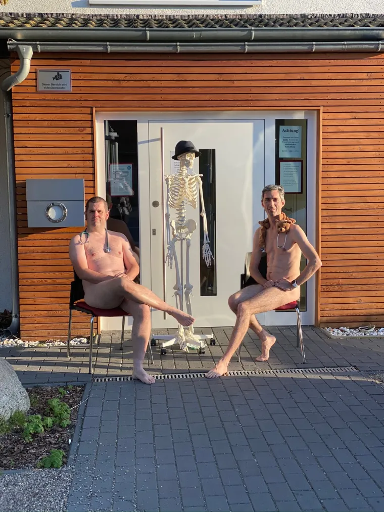 U znak protesta zbog nedostatka za&scaron;titne opreme: Njemački doktori pozirali goli