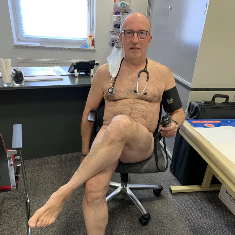 U znak protesta zbog nedostatka za&scaron;titne opreme: Njemački doktori pozirali goli