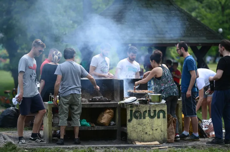 Kako smo slavili Praznik rada: Pogledajte fotografije i plačite. Na sve ovo sutra možete zaboraviti!