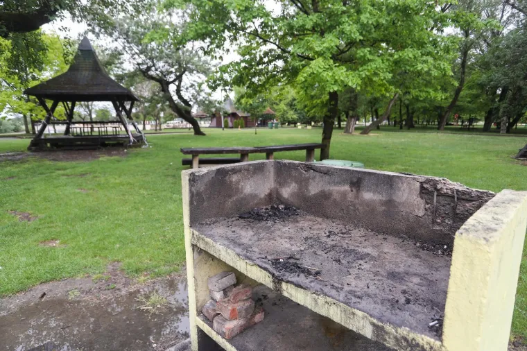 Neobično prazan i pust Jarun za praznik rada. Tradicionalno ro&scaron;tiljanje ove godine na jarunu izostalo je, kao i građani koji u jako malom broju &scaron;etaju sa svojim kućnim ljubimcima