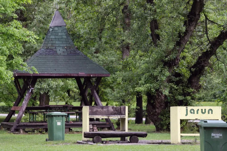 Neobično prazan i pust Jarun za praznik rada. Tradicionalno ro&scaron;tiljanje ove godine na jarunu izostalo je, kao i građani koji u jako malom broju &scaron;etaju sa svojim kućnim ljubimcima