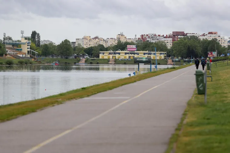 Neobično prazan i pust Jarun za praznik rada. Tradicionalno ro&scaron;tiljanje ove godine na jarunu izostalo je, kao i građani koji u jako malom broju &scaron;etaju sa svojim kućnim ljubimcima