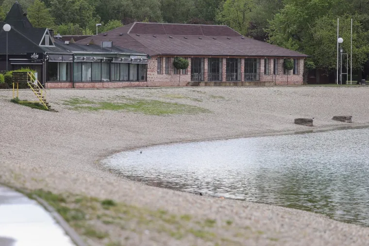 Neobično prazan i pust Jarun za praznik rada. Tradicionalno ro&scaron;tiljanje ove godine na jarunu izostalo je, kao i građani koji u jako malom broju &scaron;etaju sa svojim kućnim ljubimcima