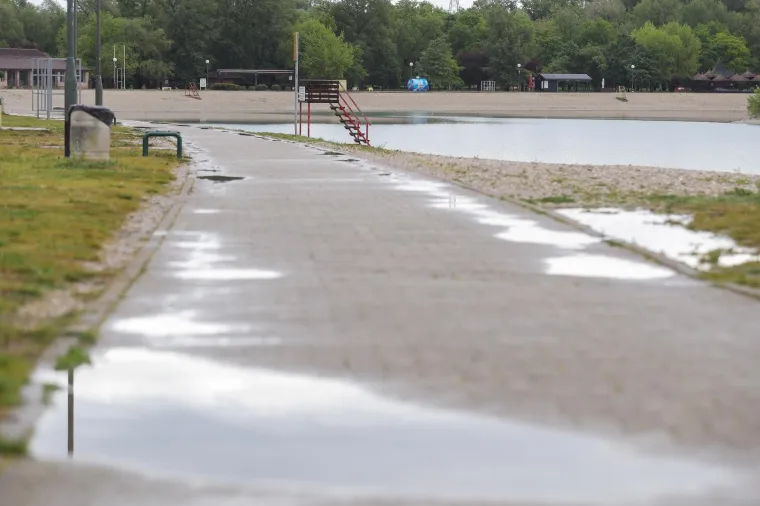 Neobično prazan i pust Jarun za praznik rada. Tradicionalno ro&scaron;tiljanje ove godine na jarunu izostalo je, kao i građani koji u jako malom broju &scaron;etaju sa svojim kućnim ljubimcima
