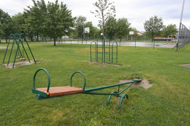 Neobično prazan i pust Jarun za praznik rada. Tradicionalno ro&scaron;tiljanje ove godine na jarunu izostalo je, kao i građani koji u jako malom broju &scaron;etaju sa svojim kućnim ljubimcima