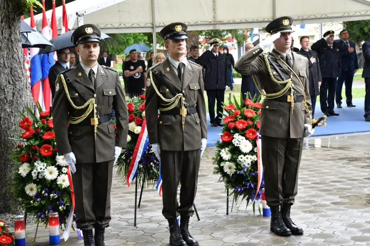 Milanović je zbog ovih majica demonstrativno napustio obilježavanje akcije Bljesak u Okučanima!