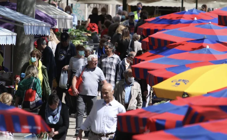 Splitski pazar pun k'o &scaron;ipak! Splićani zaboravili na koronu i distancu iako je kod njih najgore
