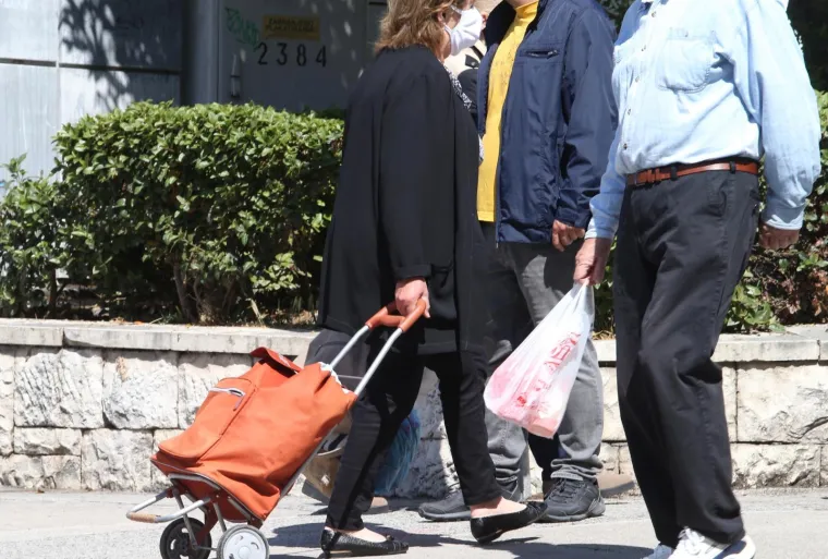 Splitski pazar pun k'o &scaron;ipak! Splićani zaboravili na koronu i distancu iako je kod njih najgore