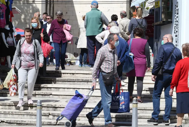 Splitski pazar pun k'o &scaron;ipak! Splićani zaboravili na koronu i distancu iako je kod njih najgore