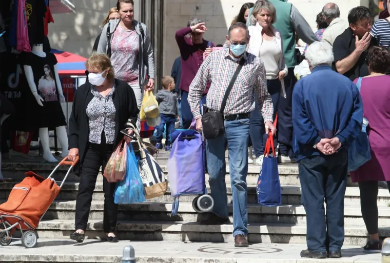 Splitski pazar pun k'o &scaron;ipak! Splićani zaboravili na koronu i distancu iako je kod njih najgore