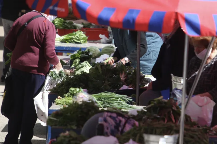 Splitski pazar pun k'o &scaron;ipak! Splićani zaboravili na koronu i distancu iako je kod njih najgore