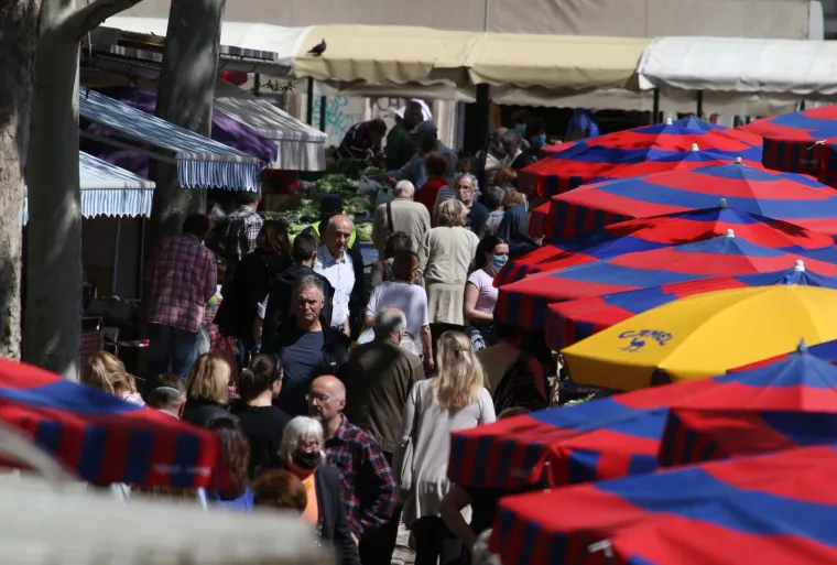 Splitski pazar pun k'o &scaron;ipak! Splićani zaboravili na koronu i distancu iako je kod njih najgore