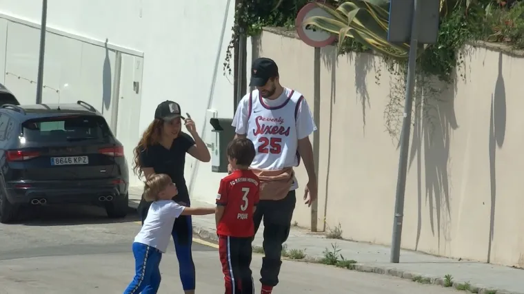 Nogometa&scaron; Barcelone Gerard Pique i njegova dugogodi&scaron;nja partnerica Shakira iza&scaron;li su iz svojeg doma i oti&scaron;li na &scaron;etnju s djecom. Time su prekr&scaron;ili pravila vlasti u &Scaron;panjolskoj, zemlji koja vodi te&scaron;ku borbu s epidemijom koronavirusa. Prema propisima u toj zemlji smije se biti van doma samo jedan sat i ne smije se udaljiti vi&scaron;e od jednog kilometra od svojeg doma, &scaron;to slavni par nije po&scaron;tovao.  Uz sve to nitko, nije imao za&scaron;titnu masku ni rukavice.   Foto: Emilio Utrabo / MEGA / The Mega Agency / Profimedia