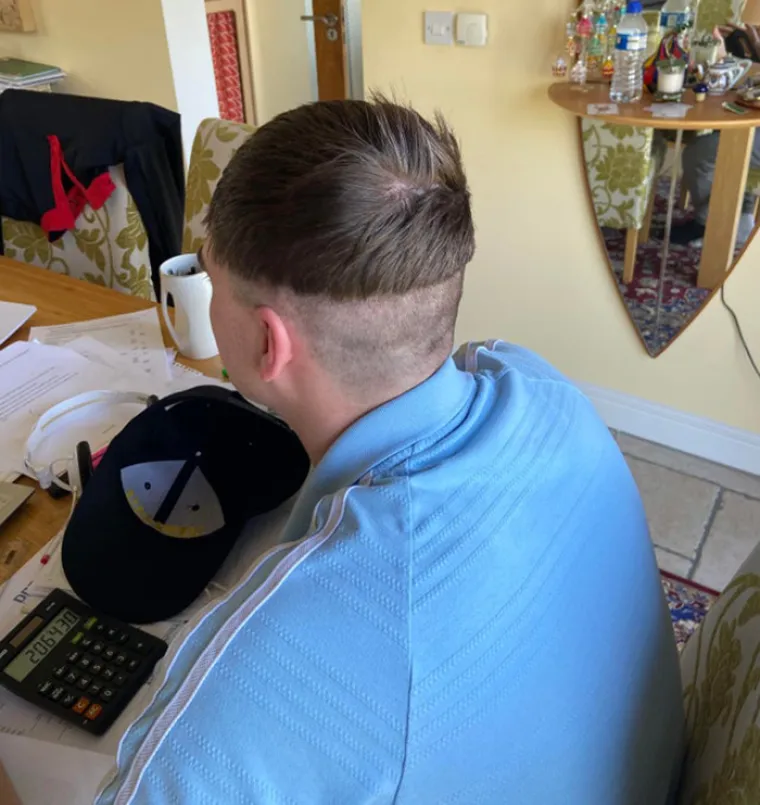 FRIZERI ĆE STVARNO IMATI PUNE RUKE POSLA: Da nije bilo karantene nikada ne bismo vidjeli ovo urnebesne primjerke kućnih frizura