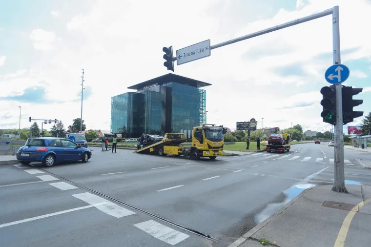 Sudar u Zagrebu: Troje ljudi ozlijeđeno, jedan automobil od siline udarca zavr&scaron;io na krovu!