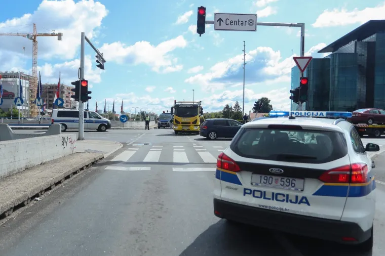 Sudar u Zagrebu: Troje ljudi ozlijeđeno, jedan automobil od siline udarca zavr&scaron;io na krovu!