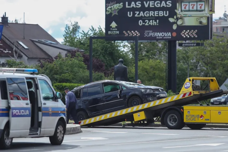 Sudar u Zagrebu: Troje ljudi ozlijeđeno, jedan automobil od siline udarca zavr&scaron;io na krovu!