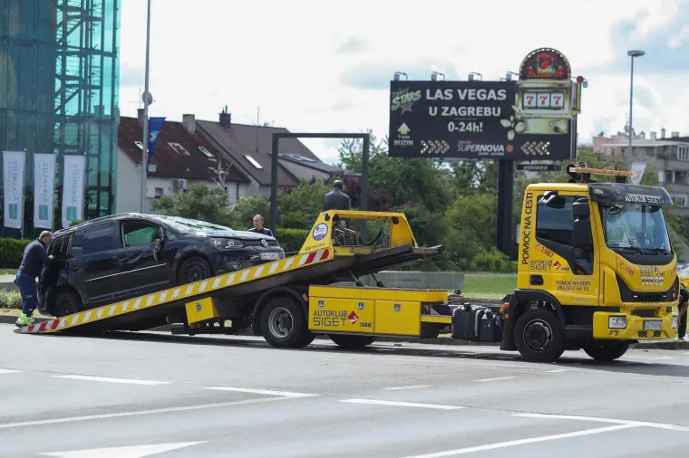 Sudar u Zagrebu: Troje ljudi ozlijeđeno, jedan automobil od siline udarca zavr&scaron;io na krovu!
