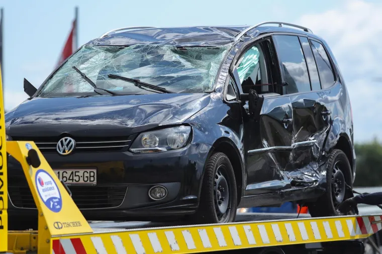 Sudar u Zagrebu: Troje ljudi ozlijeđeno, jedan automobil od siline udarca zavr&scaron;io na krovu!