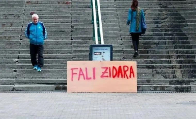 U centru Zagreba osvanule ploče s interesantnim natpisom i djevojke s kacigama