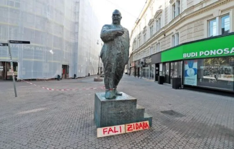 U centru Zagreba osvanule ploče s interesantnim natpisom i djevojke s kacigama