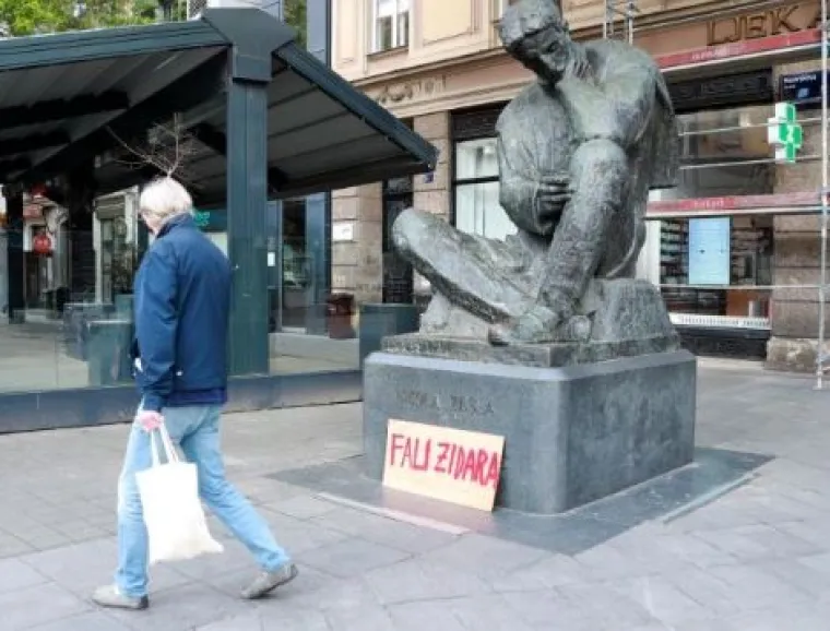U centru Zagreba osvanule ploče s interesantnim natpisom i djevojke s kacigama