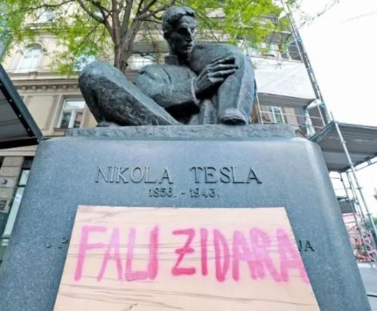 U centru Zagreba osvanule ploče s interesantnim natpisom i djevojke s kacigama