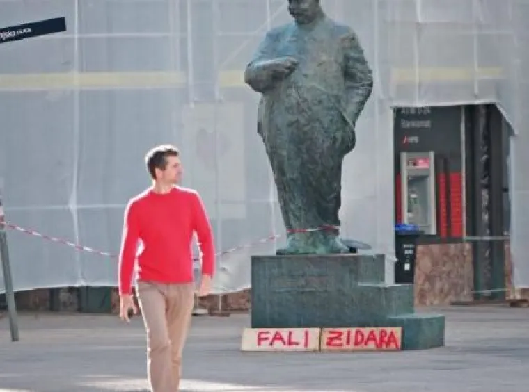 U centru Zagreba osvanule ploče s interesantnim natpisom i djevojke s kacigama