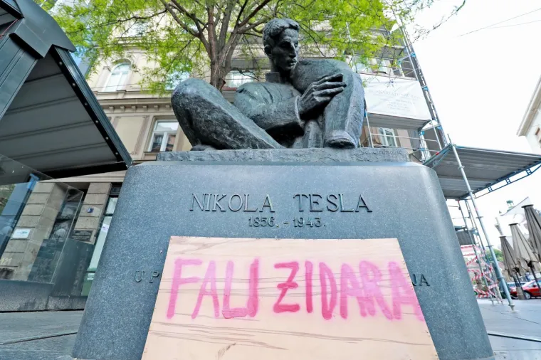 Tko stoji iza neobičnog natpisa koji se pojavljuje na poznatim mjestima u centru Zagreba?