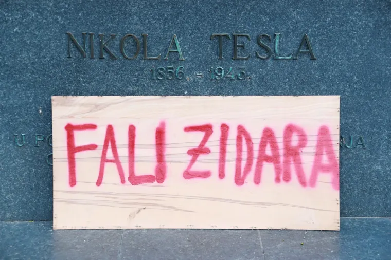 Tko stoji iza neobičnog natpisa koji se pojavljuje na poznatim mjestima u centru Zagreba?