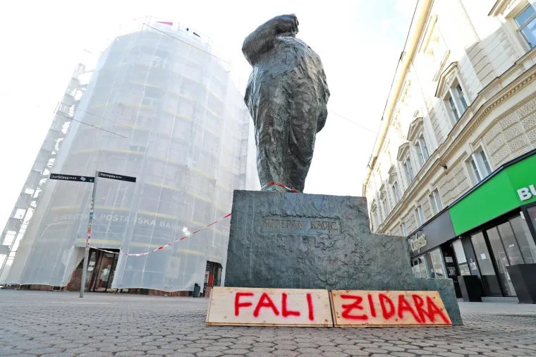 Tko stoji iza neobičnog natpisa koji se pojavljuje na poznatim mjestima u centru Zagreba?