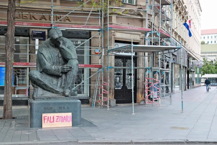 Tko stoji iza neobičnog natpisa koji se pojavljuje na poznatim mjestima u centru Zagreba?