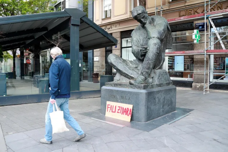 Tko stoji iza neobičnog natpisa koji se pojavljuje na poznatim mjestima u centru Zagreba?