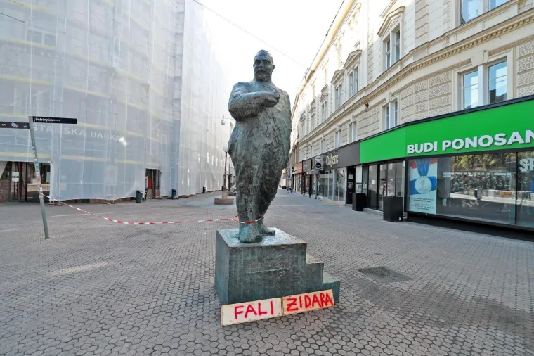 Tko stoji iza neobičnog natpisa koji se pojavljuje na poznatim mjestima u centru Zagreba?