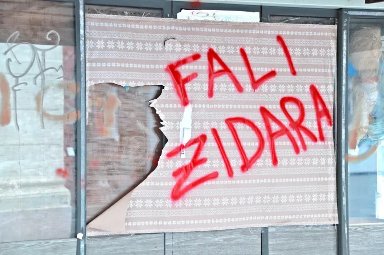 Tko stoji iza neobičnog natpisa koji se pojavljuje na poznatim mjestima u centru Zagreba?