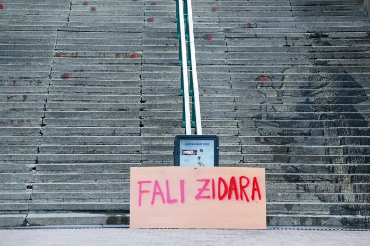 Tko stoji iza neobičnog natpisa koji se pojavljuje na poznatim mjestima u centru Zagreba?