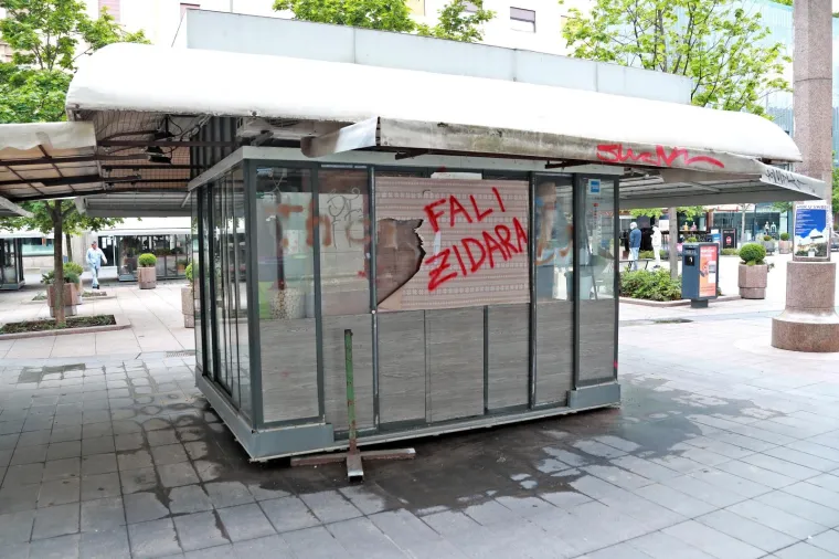 Tko stoji iza neobičnog natpisa koji se pojavljuje na poznatim mjestima u centru Zagreba?