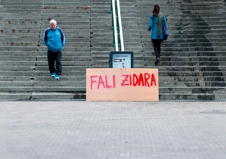 Tko stoji iza neobičnog natpisa koji se pojavljuje na poznatim mjestima u centru Zagreba?