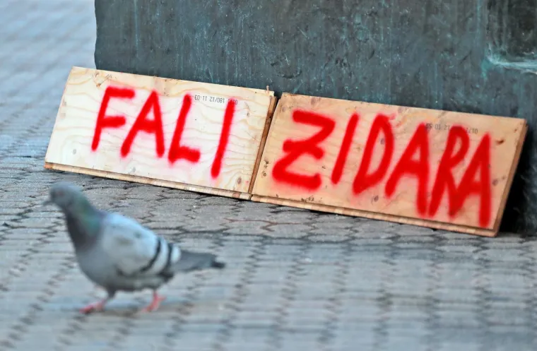 Tko stoji iza neobičnog natpisa koji se pojavljuje na poznatim mjestima u centru Zagreba?